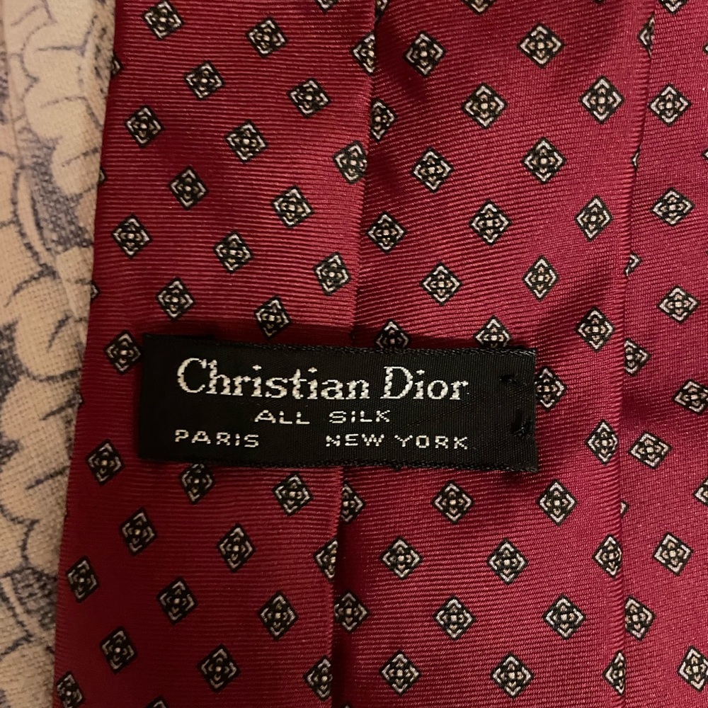 Christian Dior tie. 100% silk, quality and vintage design. Red and  yellowgold